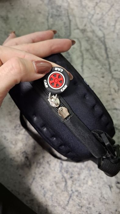 Ефектна раница за момче във формата на гума на кола