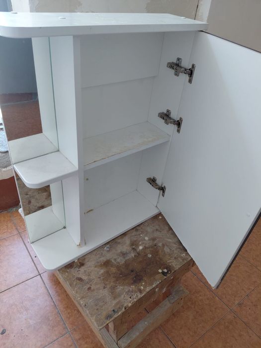 Шкаф -зеркало для ванной.