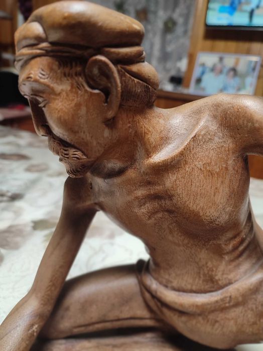 Статуэтка из сандалового дерева