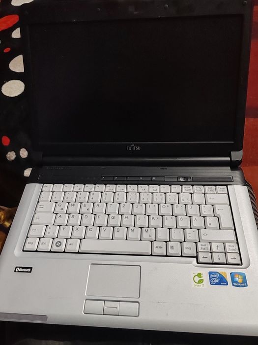 Laptop Fujitsu ssd 128 gb. 8gb ram de piese