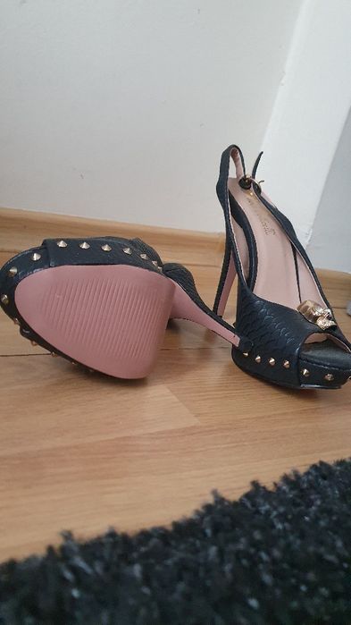 Сандали в черно на висок ток