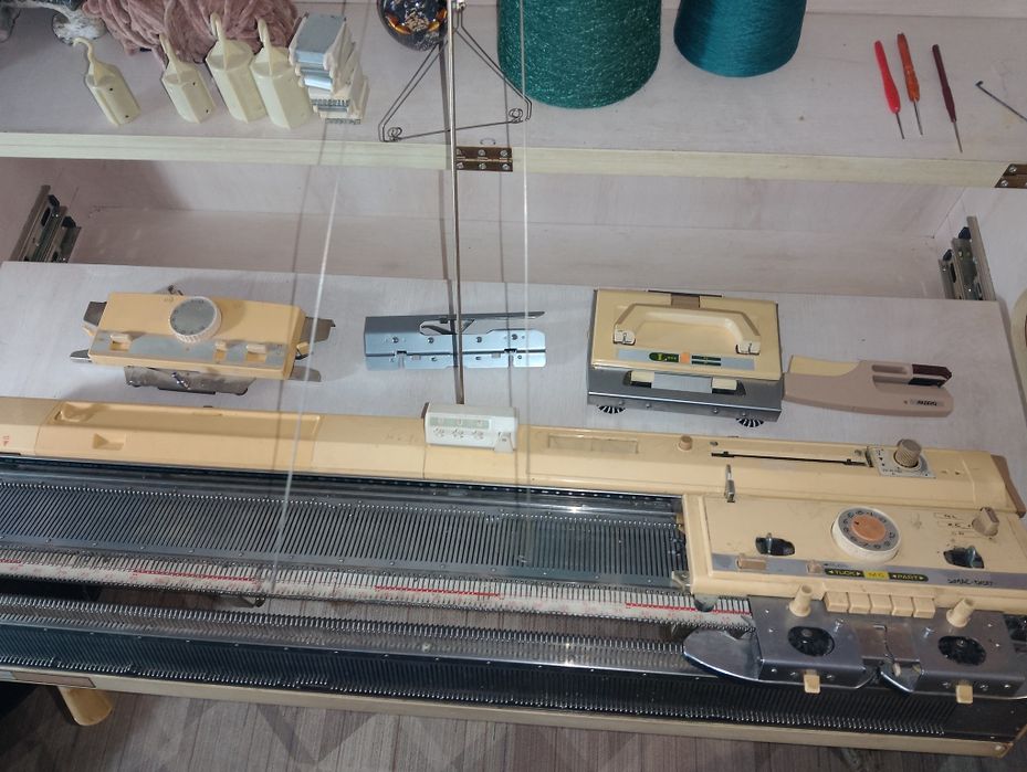 Продам машинку для вязания вместе со столом