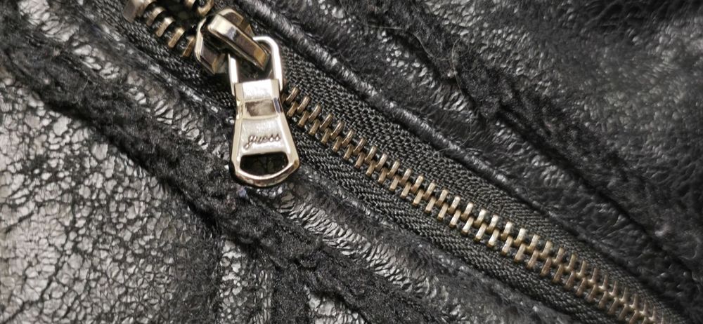 Дамско оригинално яке със пухена яка.  GUESS.