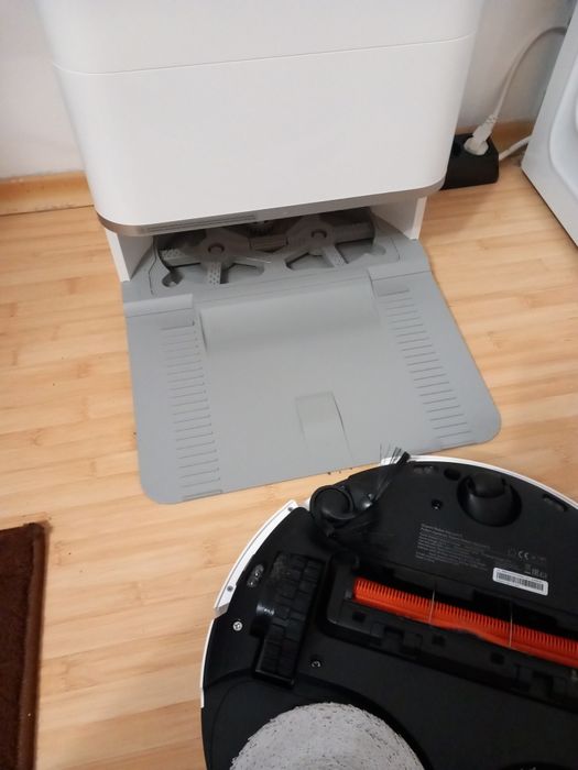 Продавам прахосмукачка робот Xiaomi Robot Vacuum 5 с 21 месеца гаранция