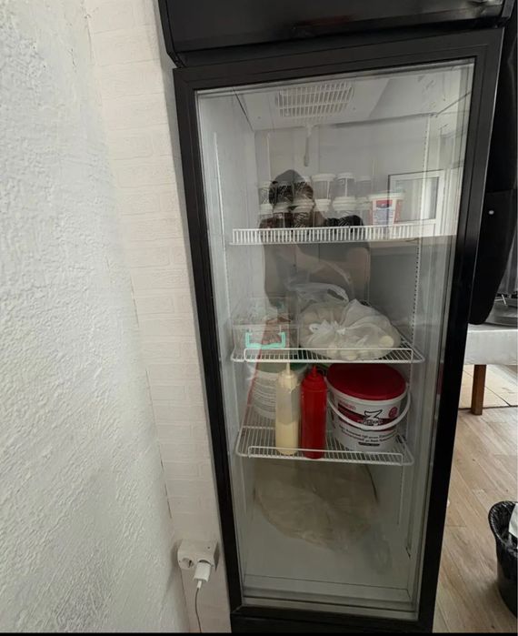 Продается витринный холодильник