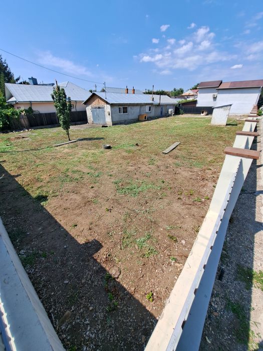 Vând teren în zonă bună cu 2constructii pe el.Pret fix