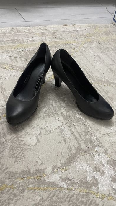 Продаю женскую обувь