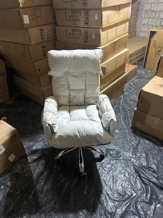 Кресло офисное мягкое с подлокотниками и колесами