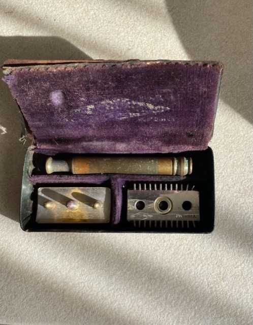 Стара самобръсначка „GILLETTE“, в оригинална кутия