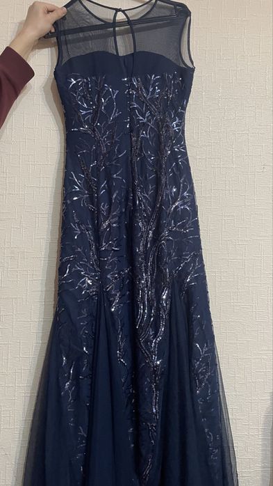 Продаются платья вечерние