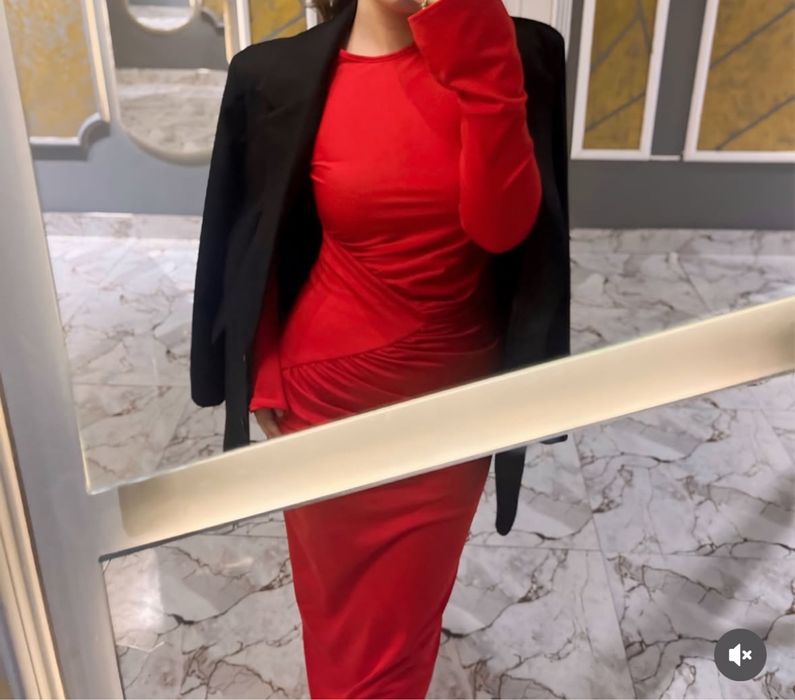 Ұзын қызыл көйлек.