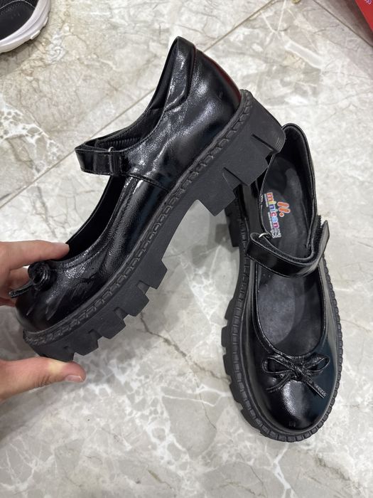 Продам школьную обувь для девочки