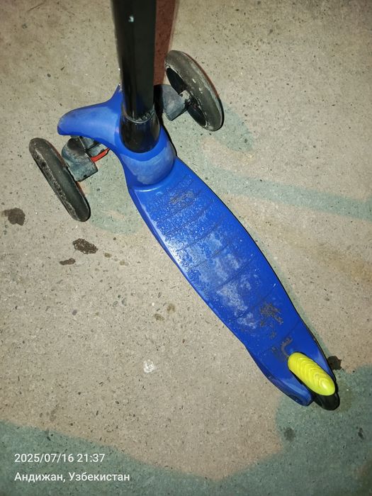 Детский синий самокат