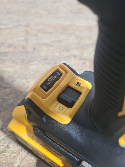 Filetanta cu percutie DeWalt DCD805