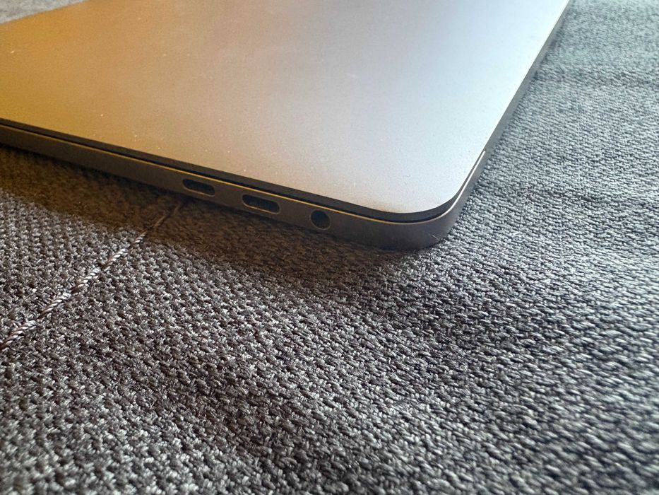 MacBook Pro (13 inchi, 2017), 8GB, I5 2.9 GHz
