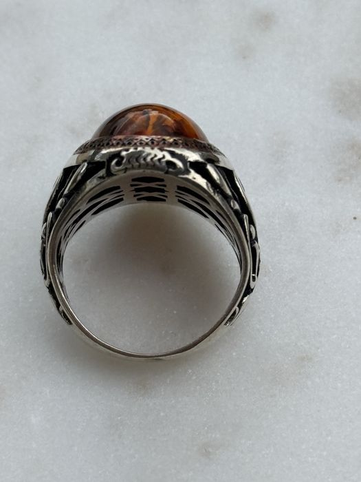 Мъжки сребърен пръстен с кехлибар