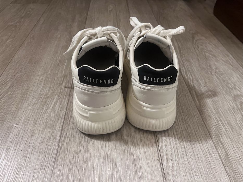 Женские кроссовки