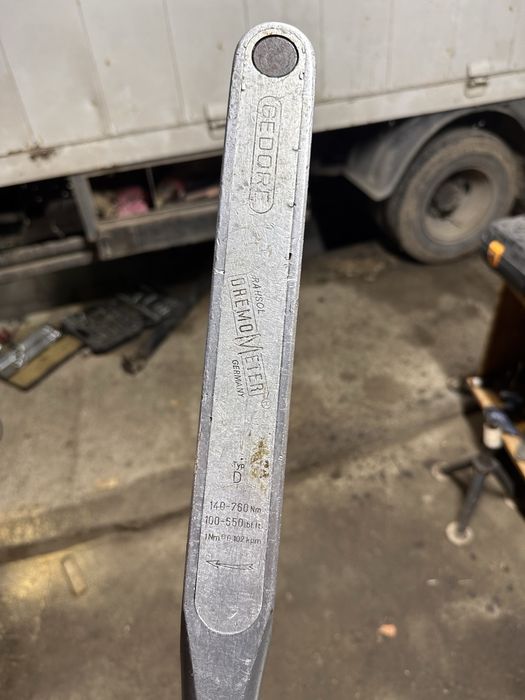 Динамометричей ключ!!!