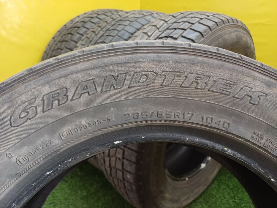 Шины R17 235/65 Dunlop комплект.
