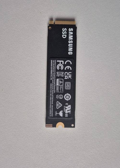 Vând ssd Samsung de 4tb aproape nou