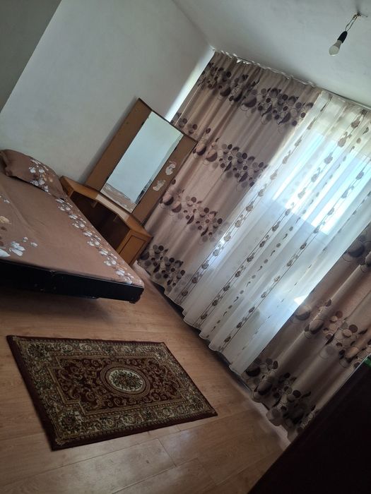 Cameră stil garsonieră, zona Ford, 1300 lei incluse toate utilitățile în chirie.