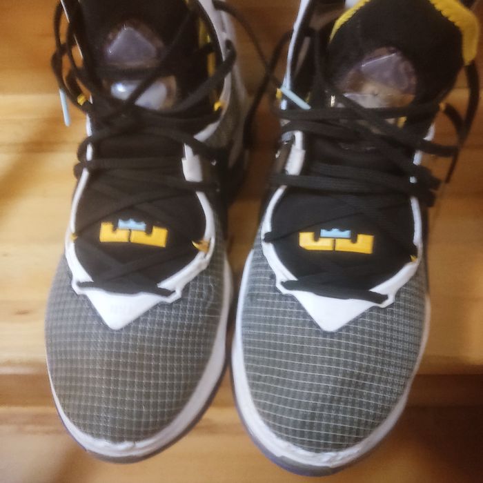 Adidași Nike LeBron 19