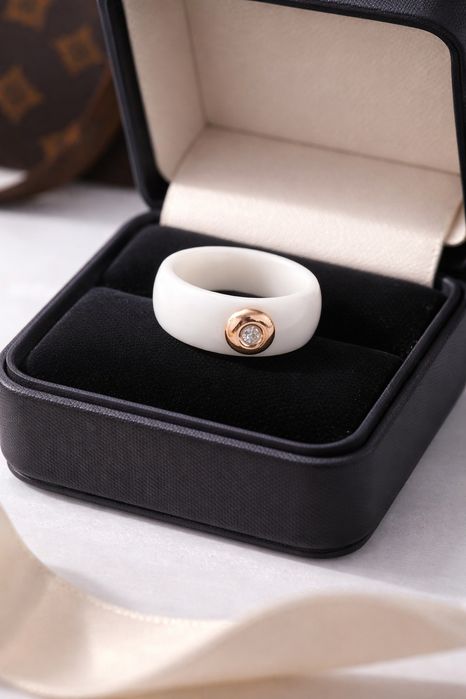 Кольцо стильное с бриллиантом