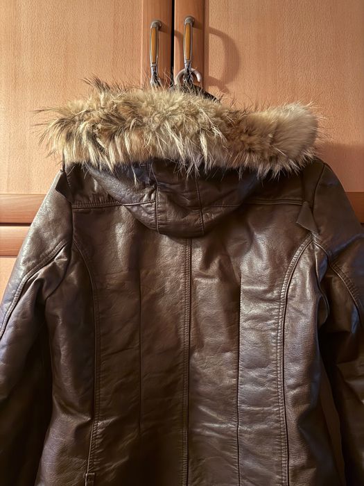 Луксозно дамско яке от естествена кожа с качулка и естествен пух