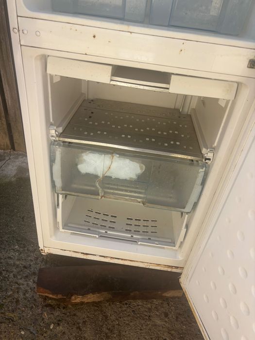 Vând frigider bun