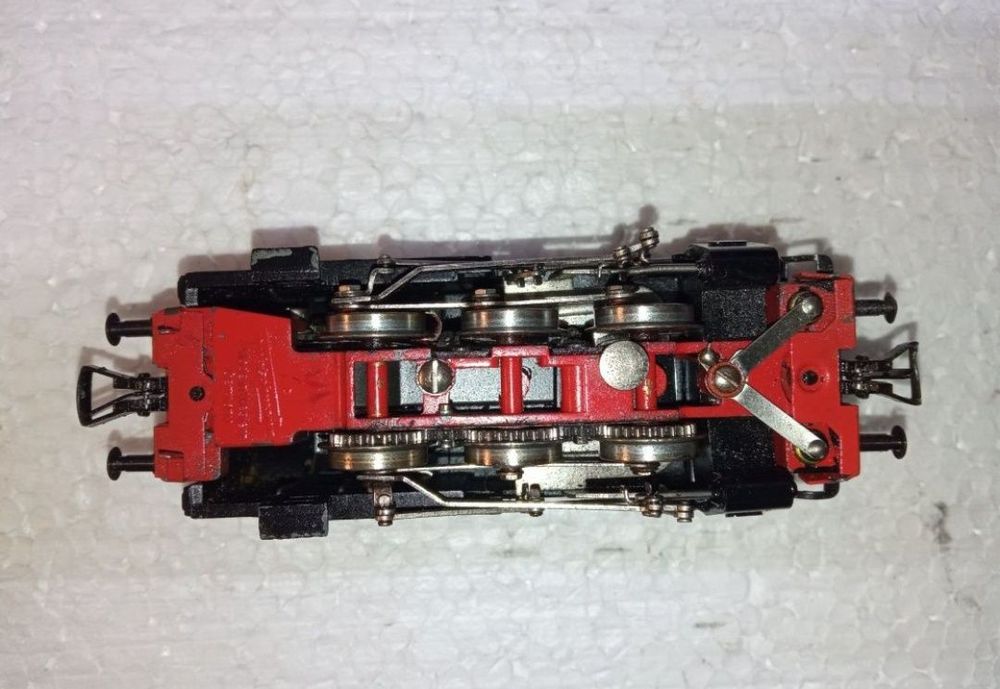 Locomotiva fleischmann BR80 scara H0, 1:87

Tracțiune integrală pe toa