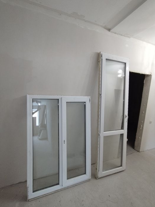 Продам болконную дверь с окном 50000