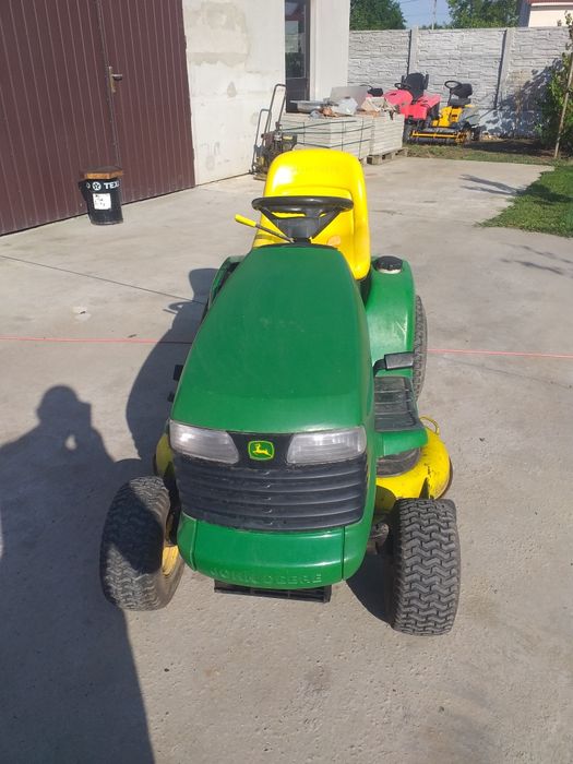 Tractoras tuns iarba