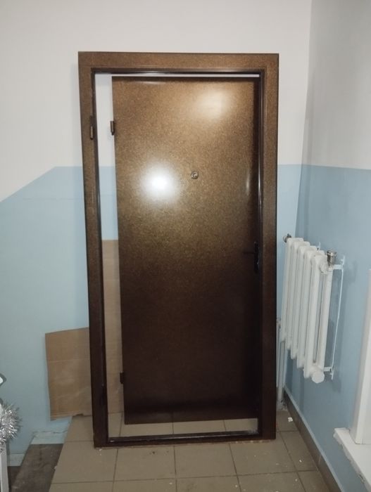 Продам входную дверь