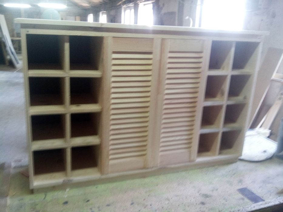 Шкаф за вино със жалузни вратички.