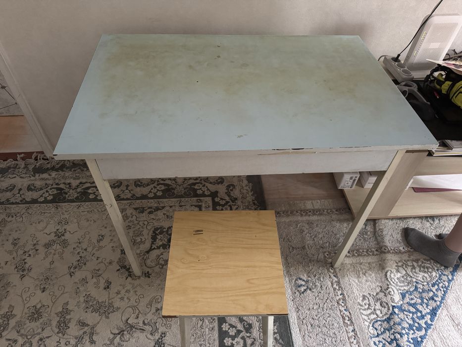 Продам стол с 4 стульями
