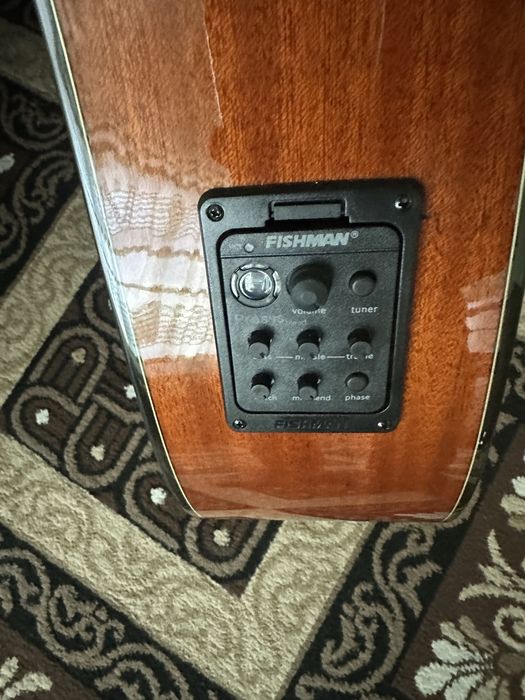 Elektroakustik gitara sotiladi