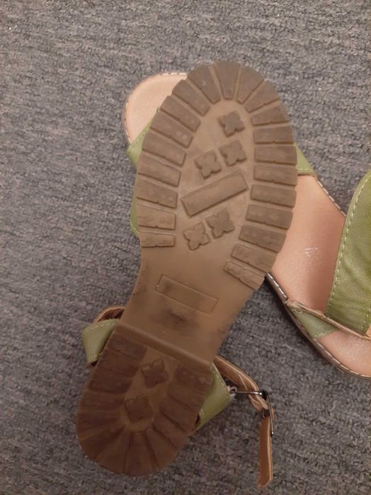 Продам женские б/у босоножки