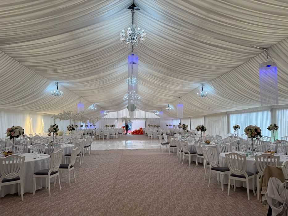 Vand cort evenimente se vinde separat mese,scaune vand si mocheta