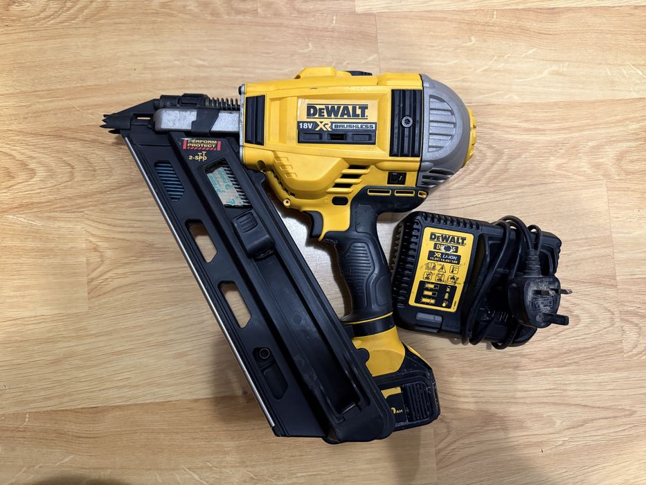 Такер Dewalt DCN692