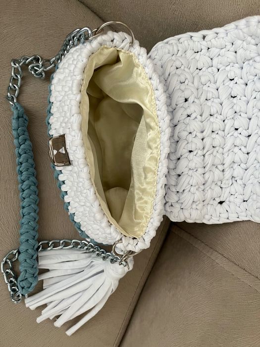 Плетена чанта в бяло и синьо