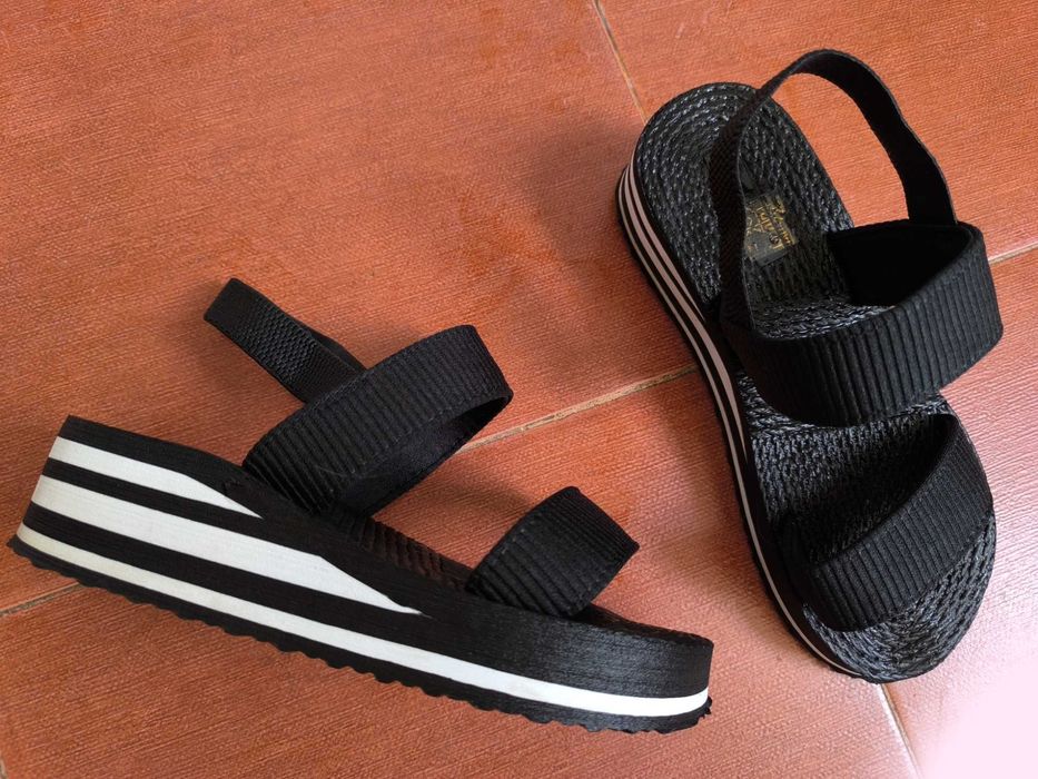 Черни чехли с 4.5 см платформа, 37 номер