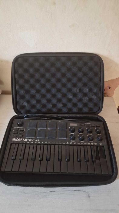 Akai MPK Mini Mk3 Black 25 Keys + Husa de transport tip Hardcase