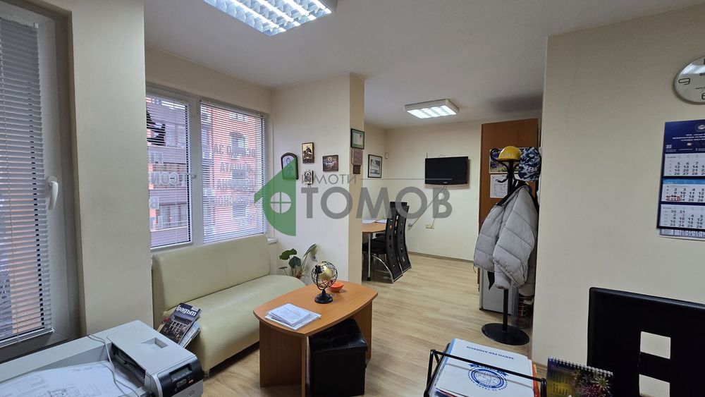 Продава се Офис в Стара Загора, Център - 68 кв.м за 833 €/кв.м - Снимка #2