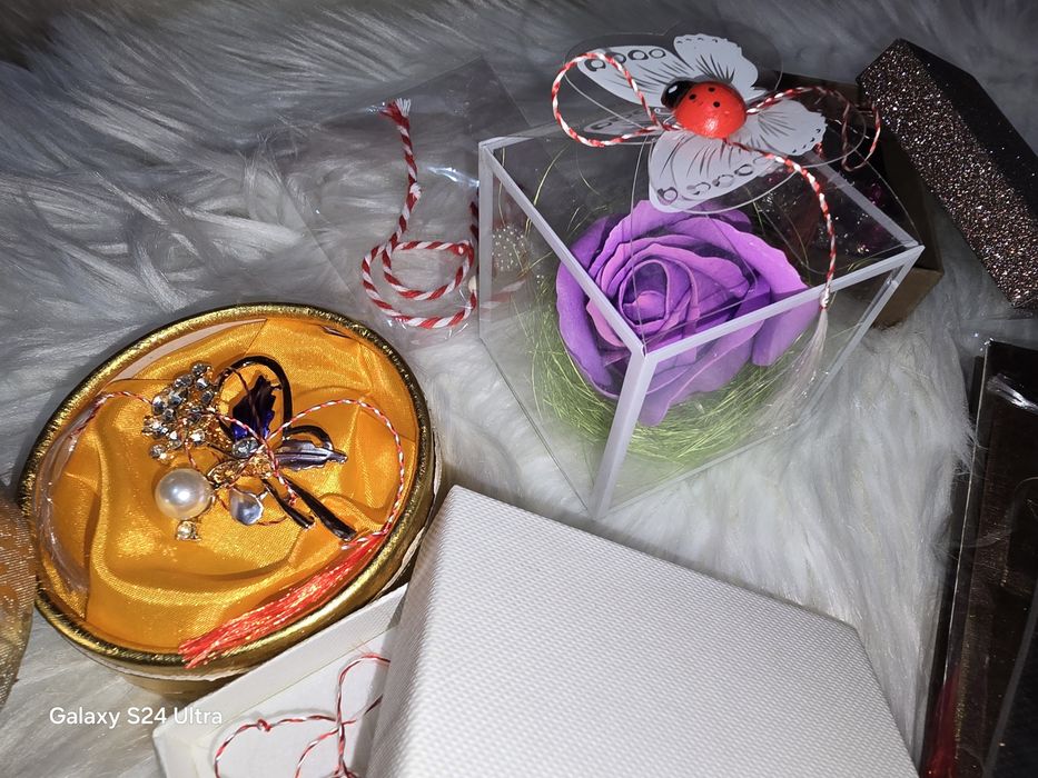 Mărțișoare, broșe