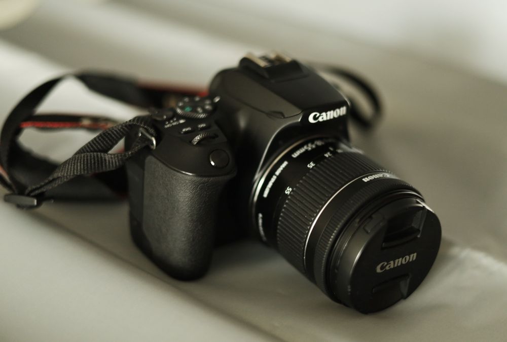 Canon 250d cu obiectiv 18 55 in stare foarte  buna