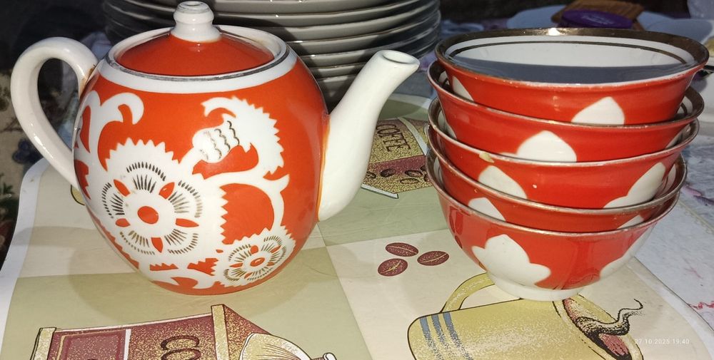 Продаются чайник и пять пиал.б/у
