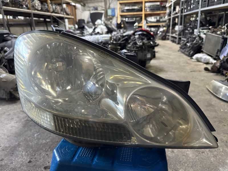 Фара ксеноновая Toyota Ipsum