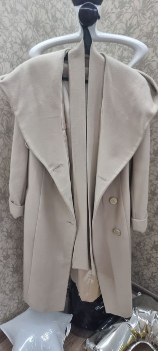 Женское бежевое пальто