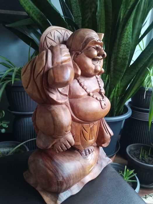 Голяма скулптора от дърво Буда