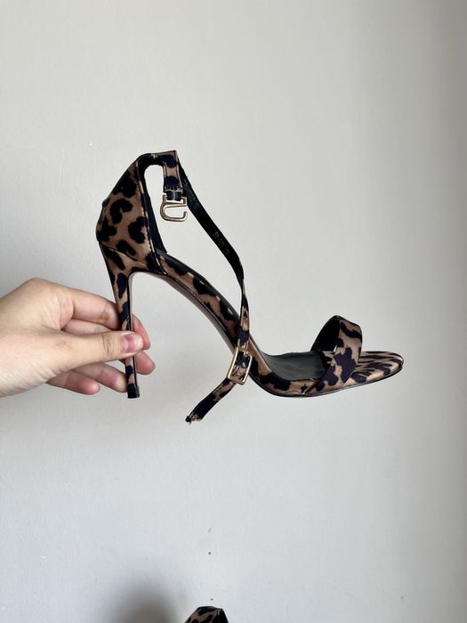 Продам классические босоножки